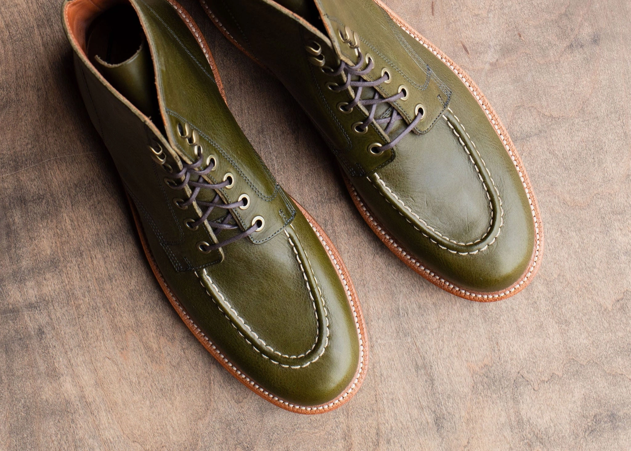 Brass Boot Olive Minerva Box