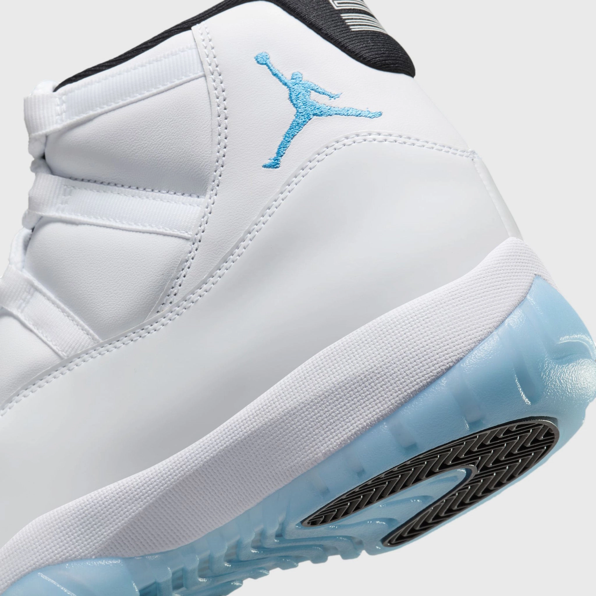 Jordan 11 Retro White / Legend Blue - Black